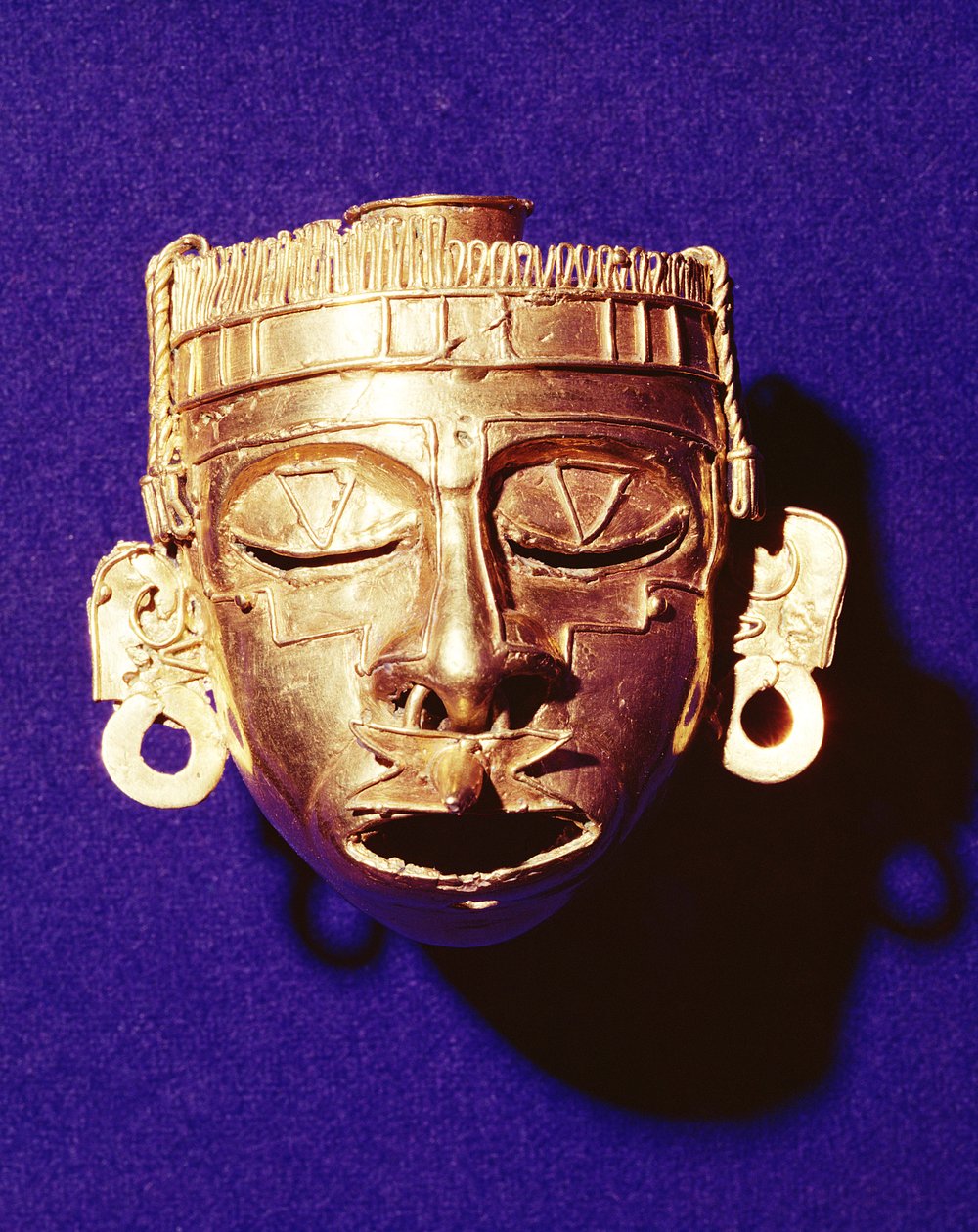 قناع الإله Xipe Totec ، من القبر 7 ، مونتي ألبان ، 1300-1450 (ذهبي) بواسطة Mixtec