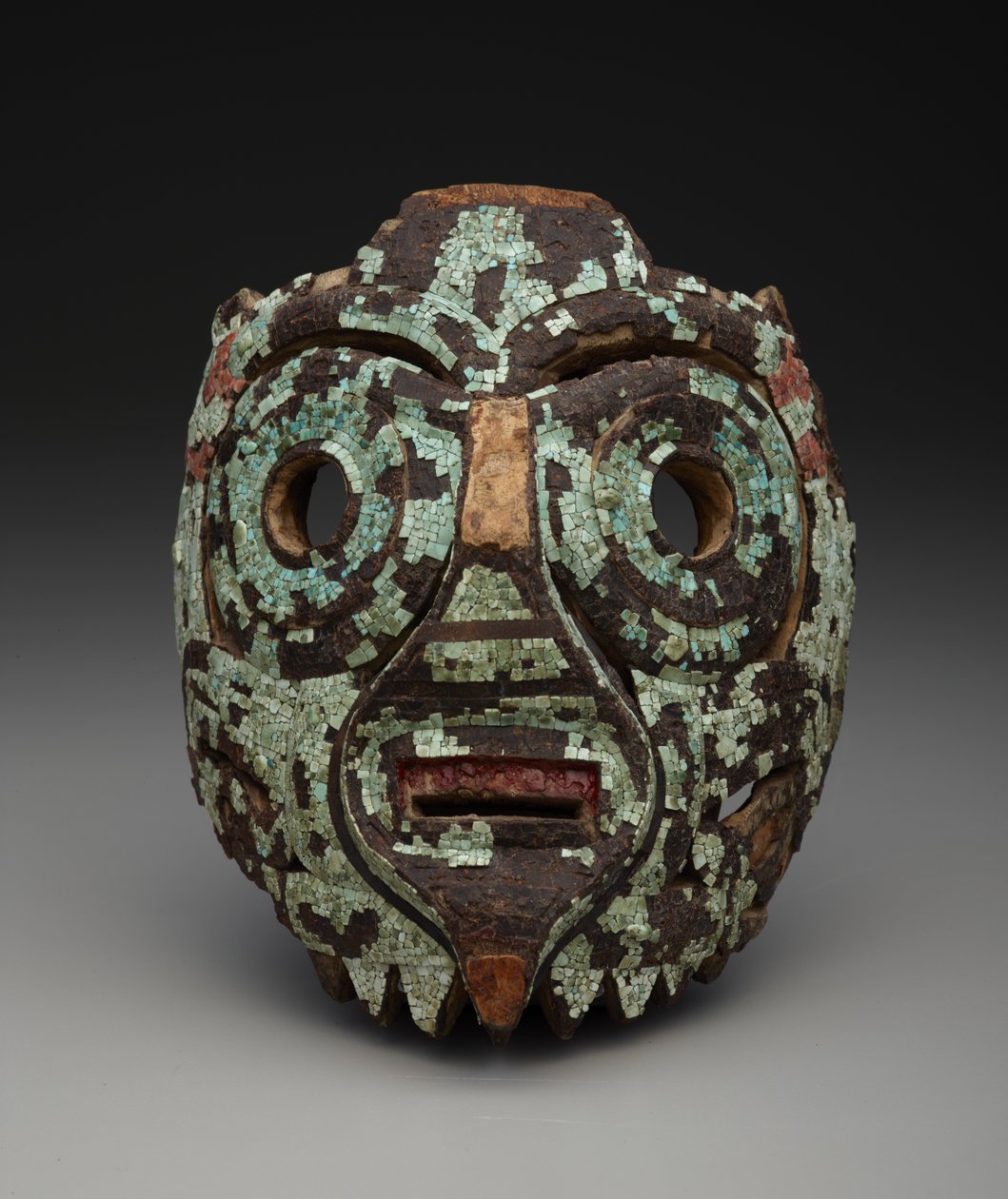 قناع من المحتمل أن يكون من Tlaloc ، حوالي 1350-1521 (خشب ، فيروزي ، قشرة ، ليجنيت وراتنج) بواسطة ميكستك ميكستك