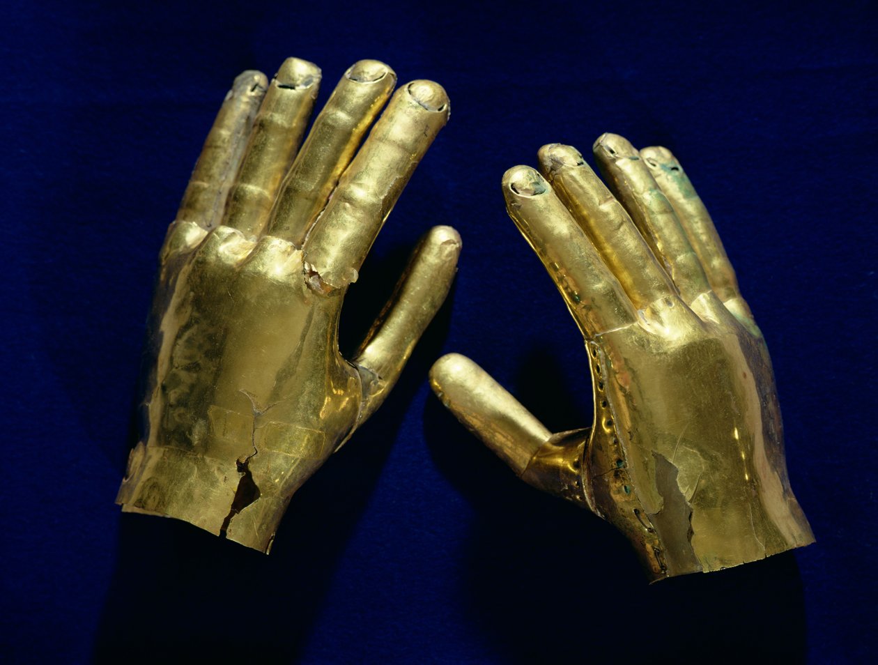 زوج من الأيدي الجنائزية ، من بيرو ، c.200-c.800 (ذهبي) بواسطة موشي