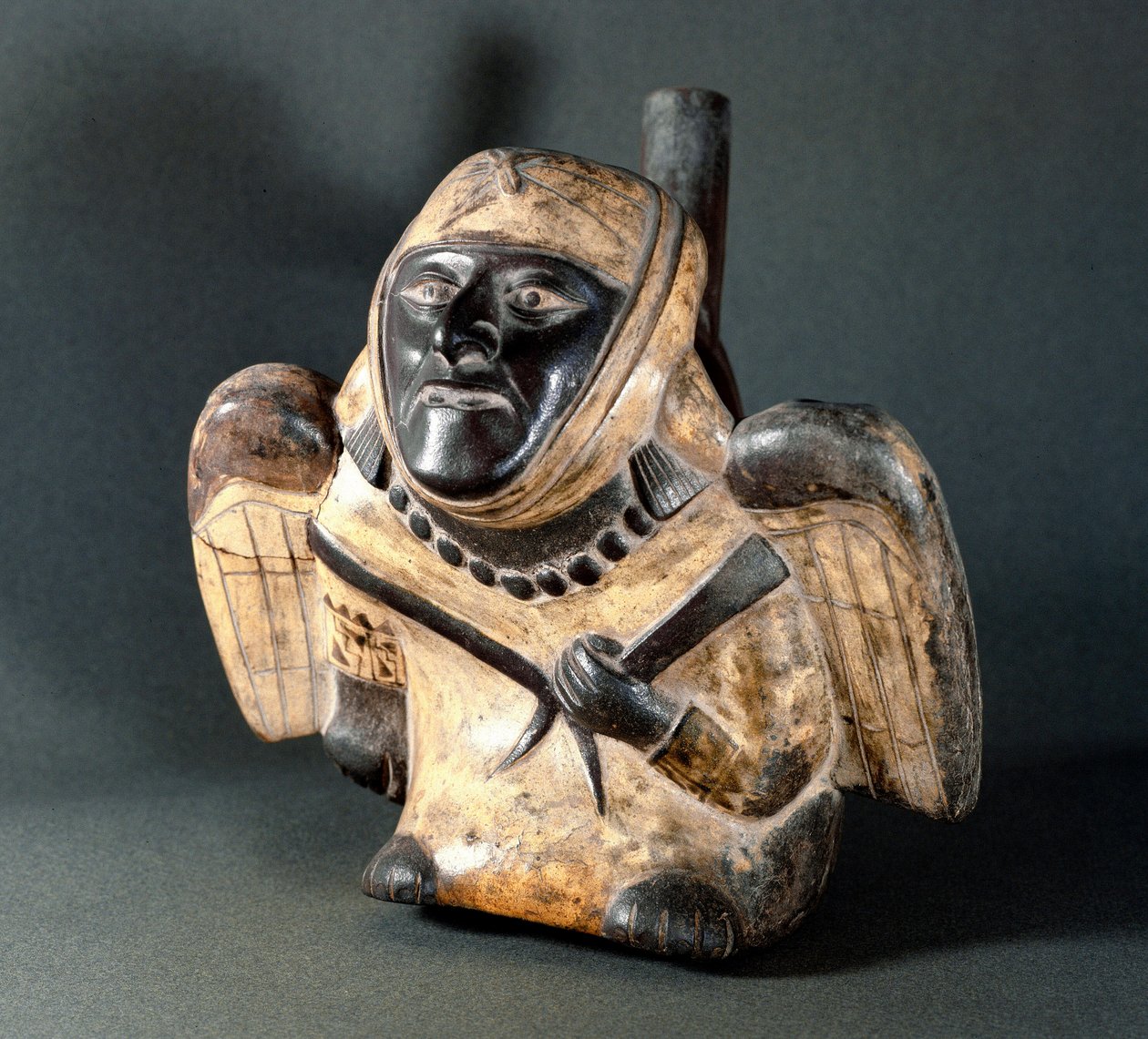 الفن ما قبل الكولومبي ، ثقافة Mochica (Moche): إناء من شكل مجسم يمثل جناح الرجل. 100 ق.م - 800 م. ليما ، المتحف الوطني للأنثروبولوجيا وعلم الآثار ، بيرو بواسطة موتشي موتشي