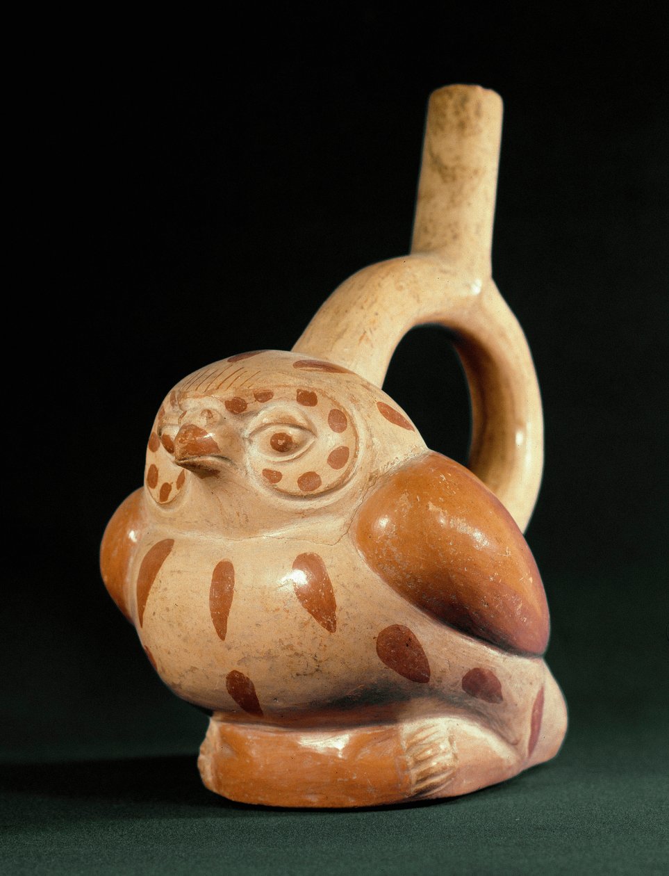 الفن قبل الكولومبي ، ثقافة Mochica (القبيحة): مزهرية من الطين على شكل بومة. 100 ق.م - 800 م. ليما ، المتحف الوطني للأنثروبولوجيا وعلم الآثار ، بيرو بواسطة موتشي موتشي