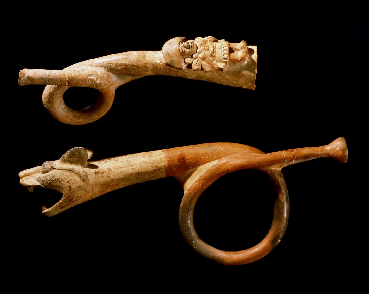 الفن ما قبل الكولومبي ، ثقافة Mochica (القبيح ، mochique): أبواق الطين. 200-500 ميلادي Goteborg ، متحف الإثنوغرافيا بواسطة موتشي موتشي
