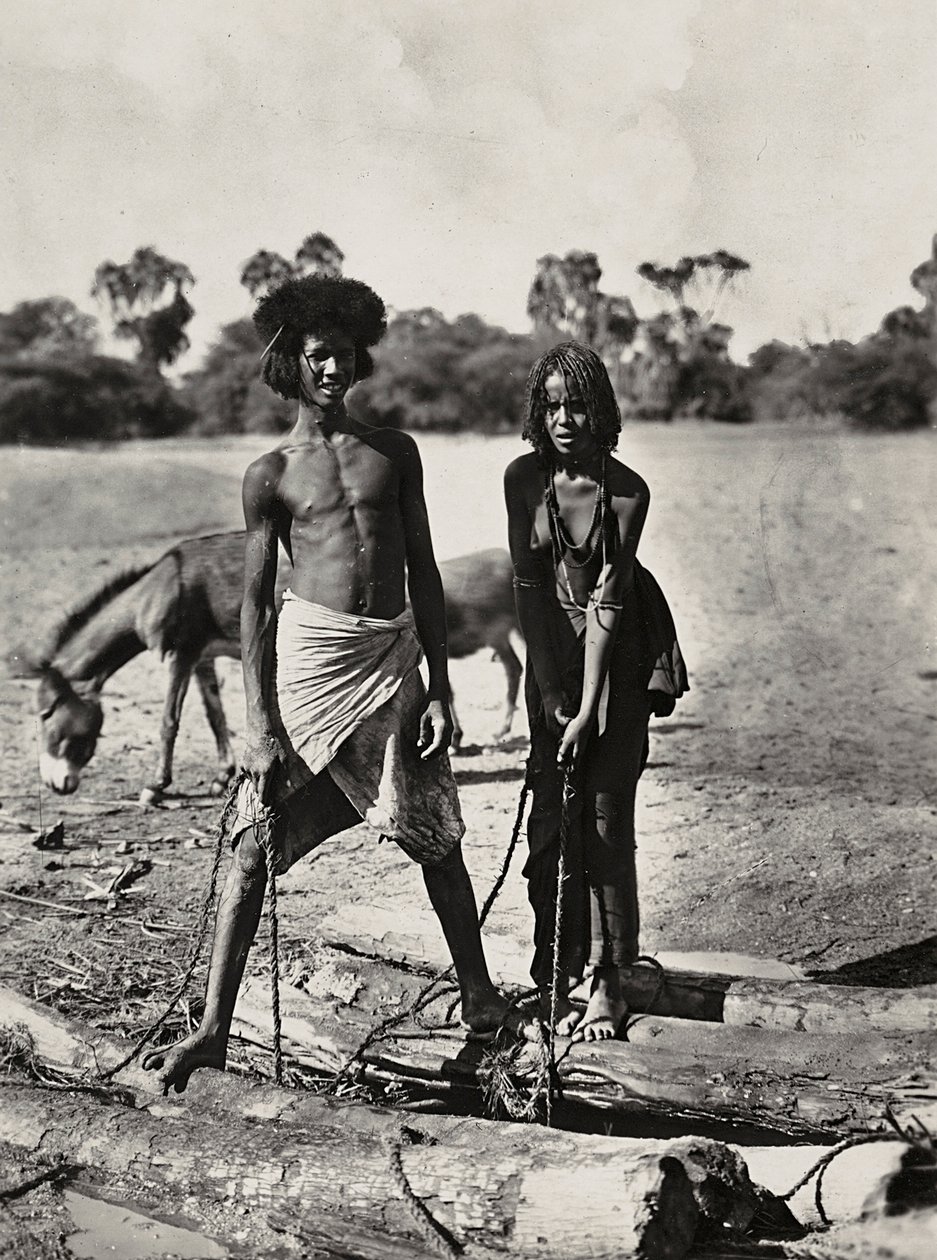 "بناء إمبراطورية" في العصر الفاشي: سكان بني عامر الأصليين عند بئر ماء ، 09/05/1936 (b / w photo) بواسطة موديستينو بالدينيتي