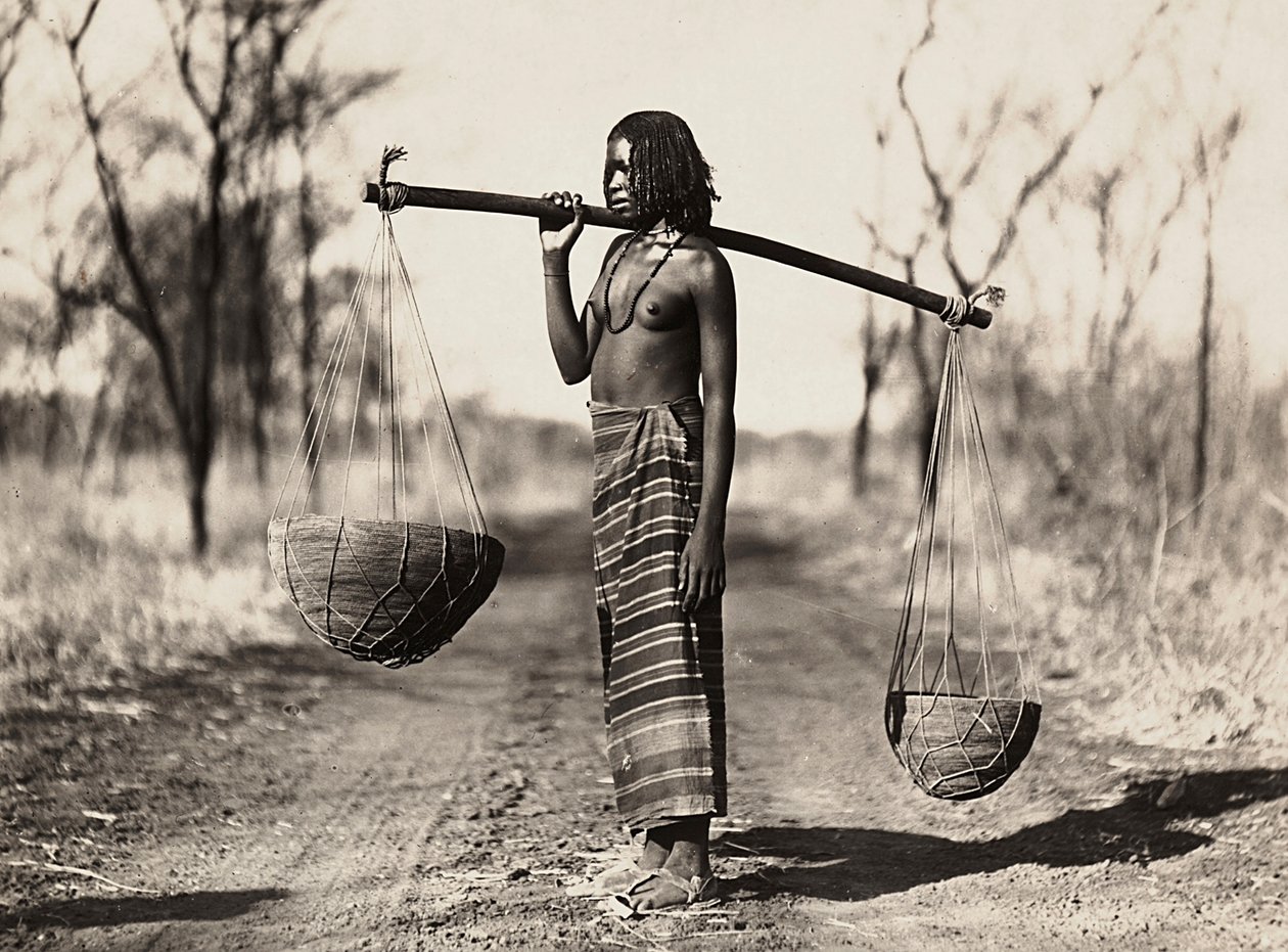 "بناء إمبراطورية" في العصر الفاشي: امرأة من كوناما تحمل الماء ، 09/05/1936 (b / w photo) بواسطة موديستينو بالدينيتي