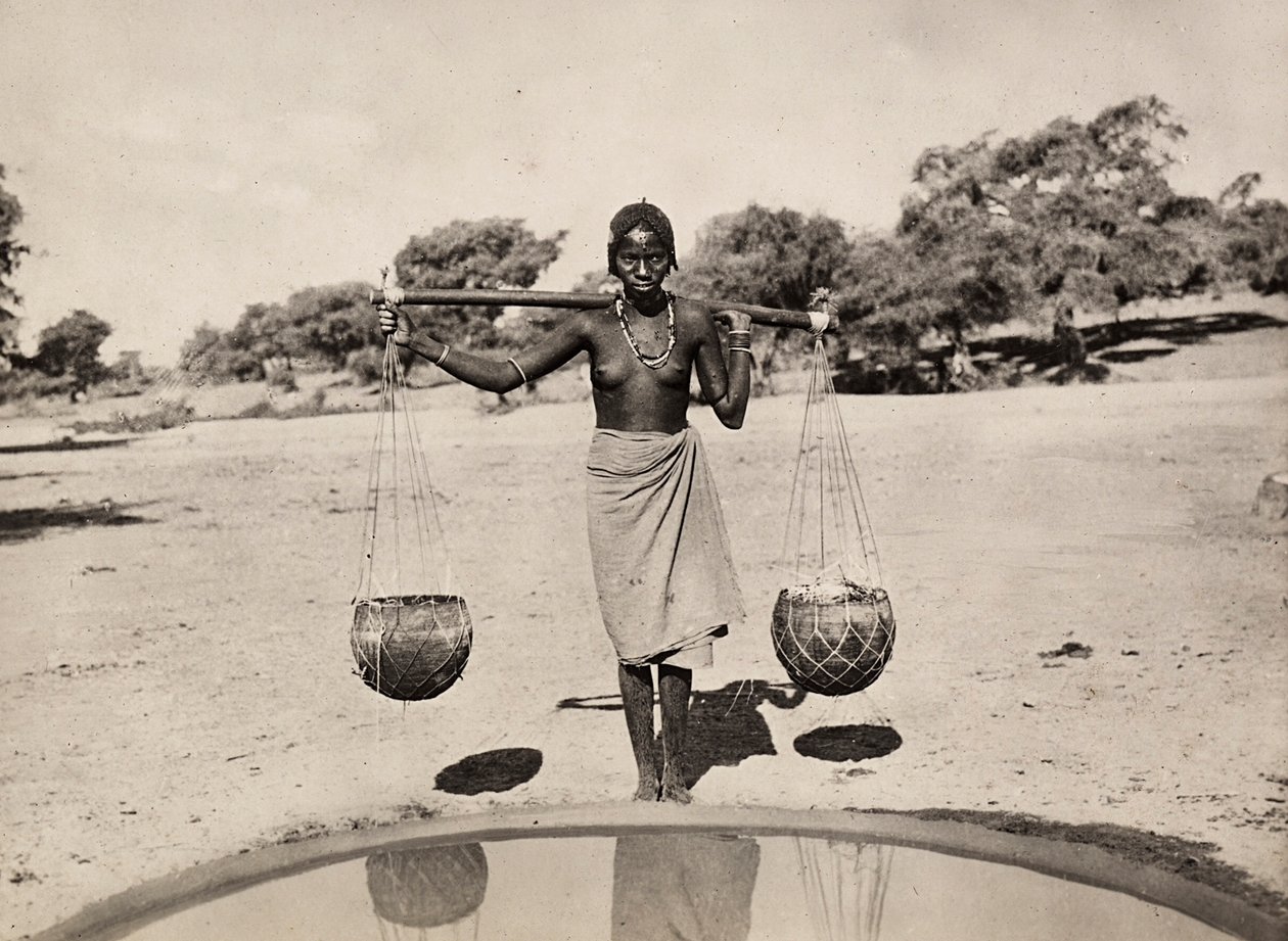 "بناء إمبراطورية" في العصر الفاشي: امرأة من كوناما تحمل الماء ، 09/05/1936 (b / w photo) بواسطة موديستينو بالدينيتي