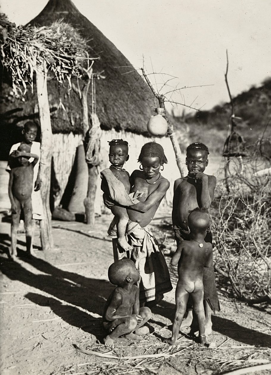 "بناء إمبراطورية" في العصر الفاشي: مجموعة من الأولاد من قبيلة تاكروى ، 09/05/1936 (b / w photo) بواسطة موديستينو بالدينيتي