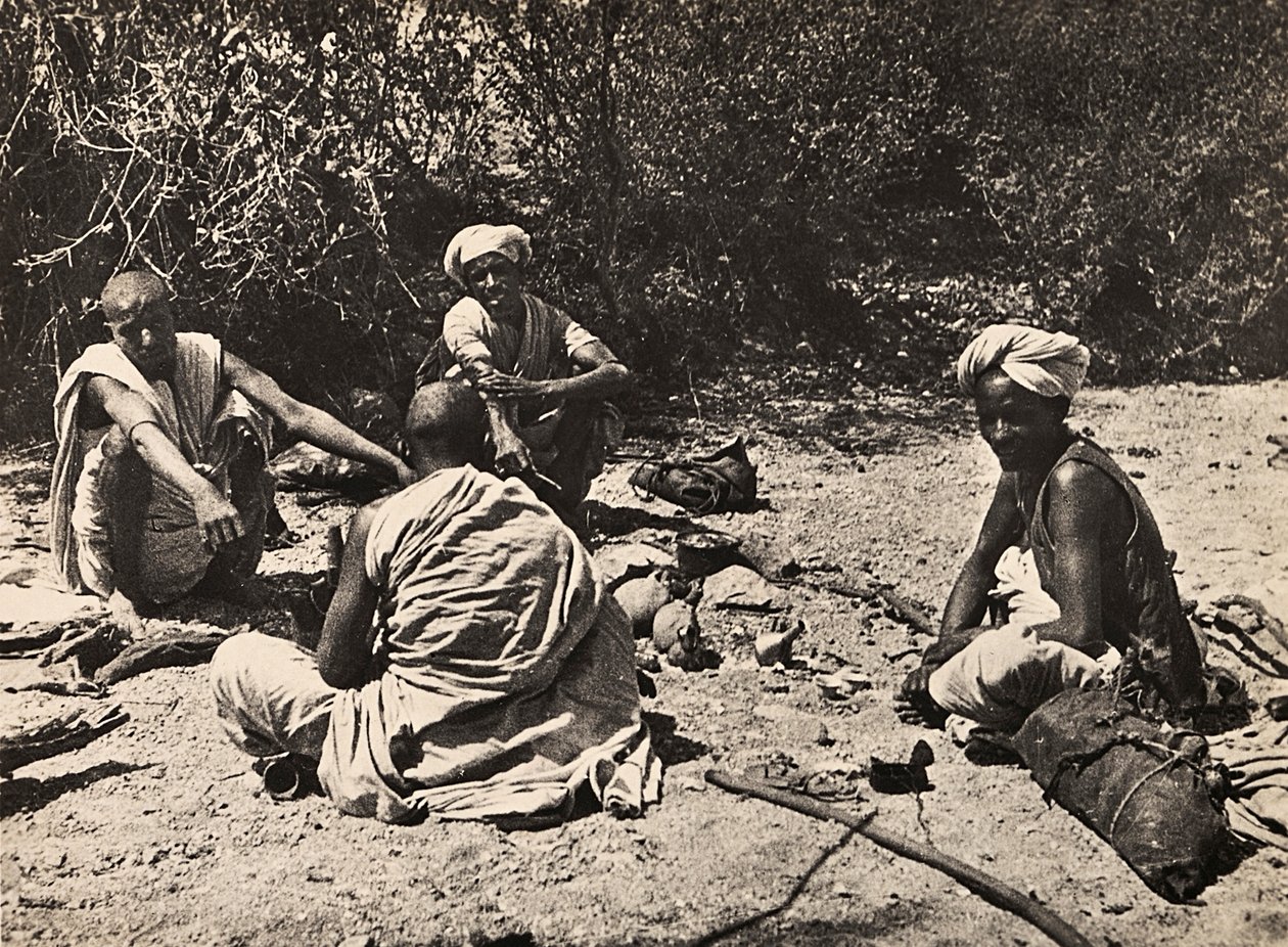 "بناء إمبراطورية" في العصر الفاشي: مجموعة من البدو يستريحون ، 09/05/1936 (b / w photo) بواسطة موديستينو بالدينيتي