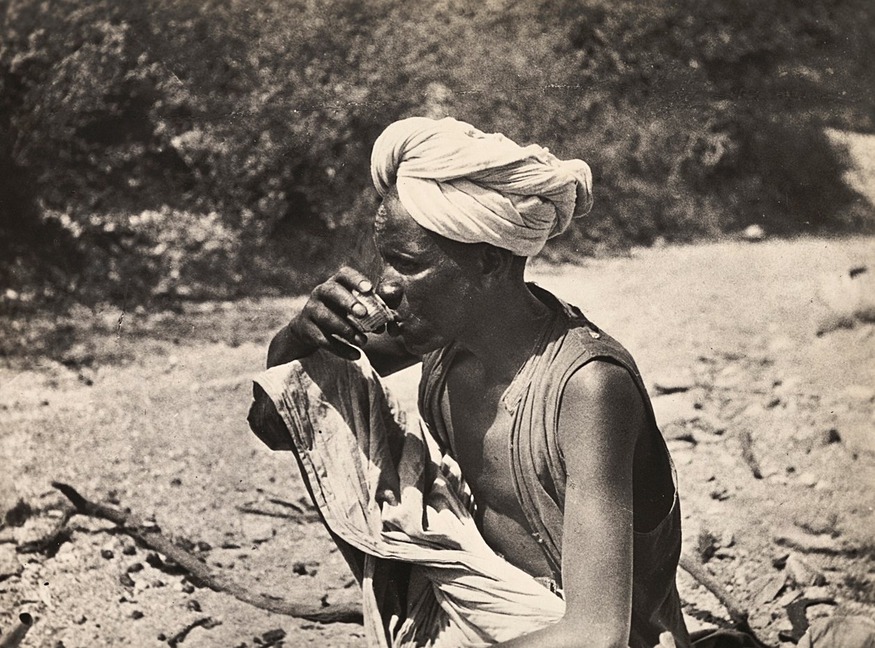 "بناء إمبراطورية" في العصر الفاشي: بدو يشرب الشاي ، 09/05/1936 (b / w photo) بواسطة موديستينو بالدينيتي