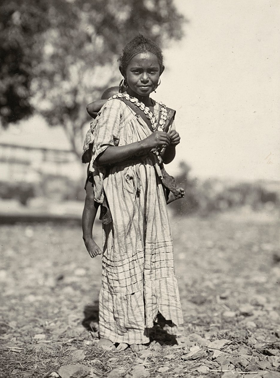 "بناء إمبراطورية" في العصر الفاشي: فتاة حبشية ، 09/05/1936 (b / w photo) بواسطة موديستينو بالدينيتي