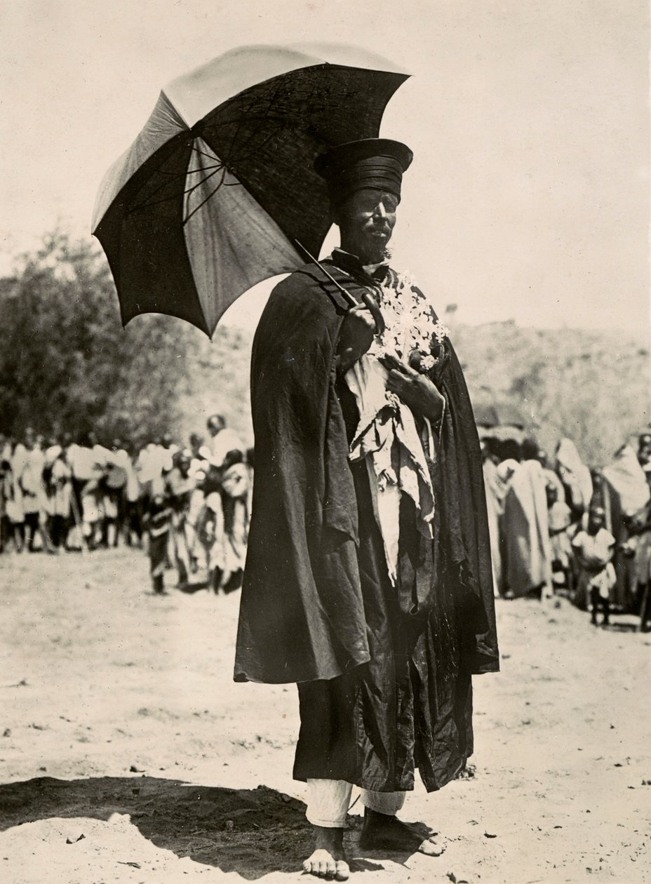 "بناء إمبراطورية" في العصر الفاشي: كاهن حبشي ، 09/05/1936 (b / w photo) بواسطة موديستينو بالدينيتي