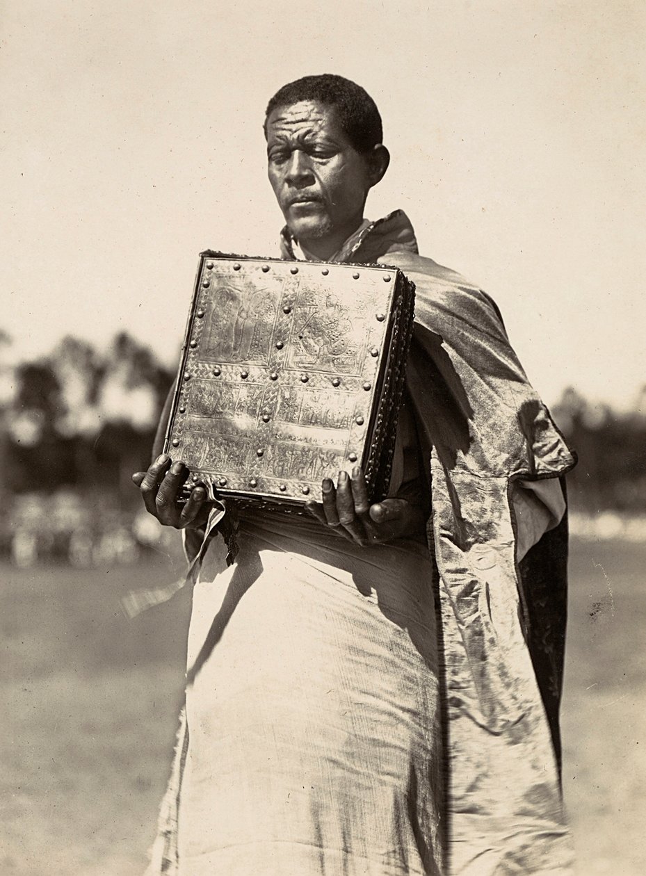 "بناء إمبراطورية" في العصر الفاشي: كاهن حبشي يحمل كتاب الأناجيل ، 09/05/1936 (b / w photo) بواسطة موديستينو بالدينيتي