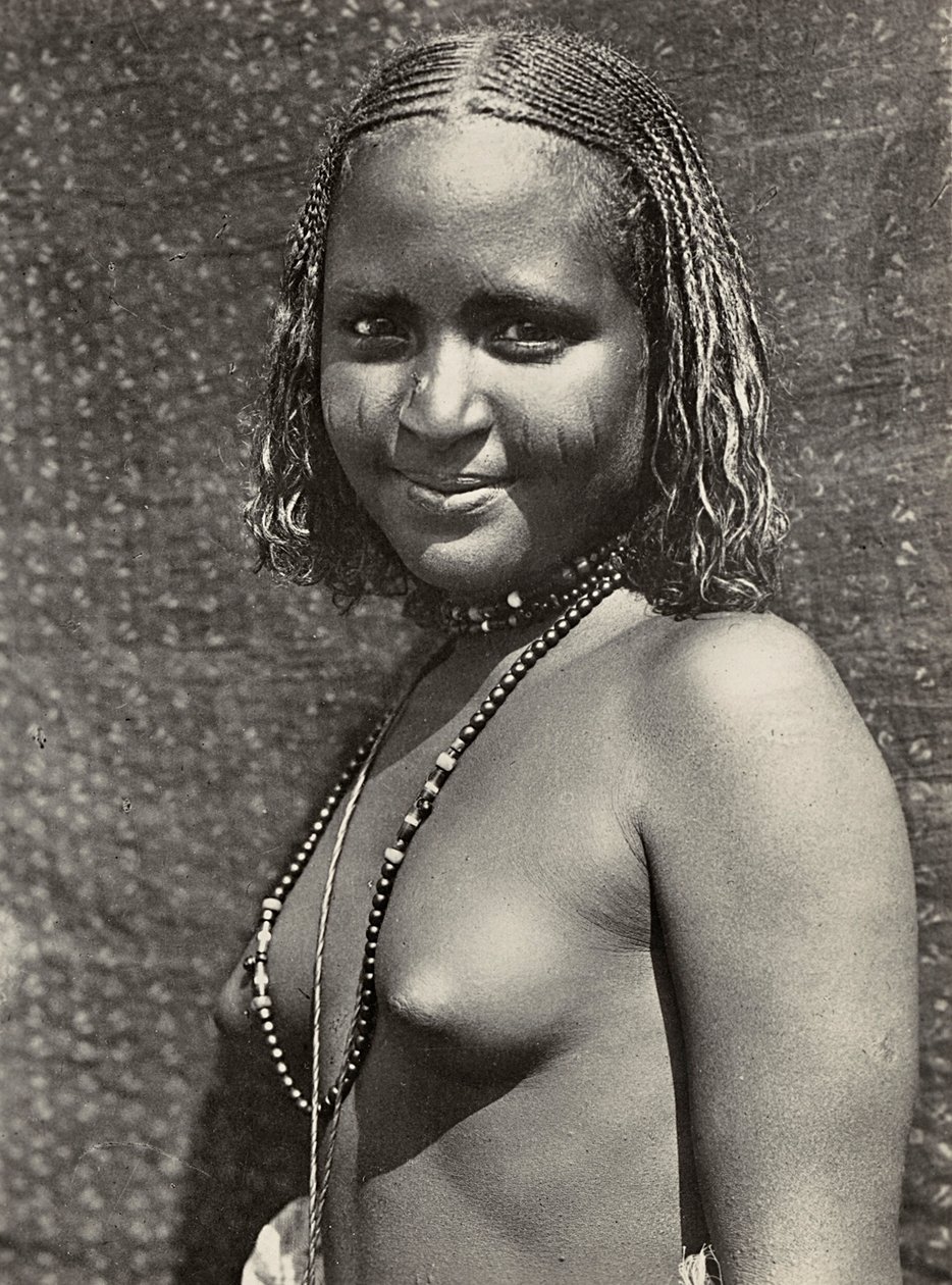 "بناء إمبراطورية" في العصر الفاشي: فتاة حبّاب ، 09/05/1936 (b / w photo) بواسطة موديستينو بالدينيتي