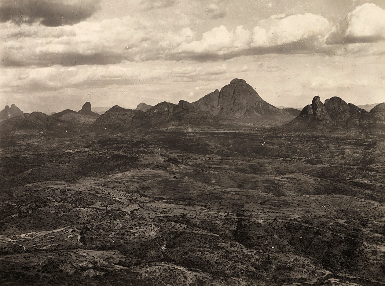 "بناء إمبراطورية" في العصر الفاشي: جبال أدوا ، إثيوبيا ، 09/05/1936 (b / w photo) بواسطة موديستينو بالدينيتي