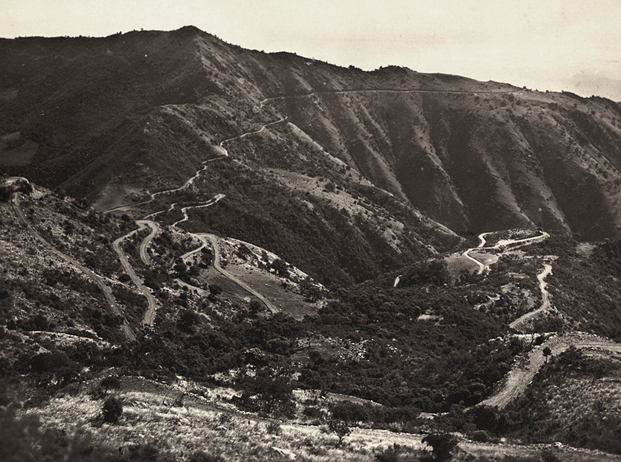 "بناء إمبراطورية" في العصر الفاشي: الطريق على تلال ماساوا-أسمرة ، 09/05/1936 (b / w photo) بواسطة موديستينو بالدينيتي
