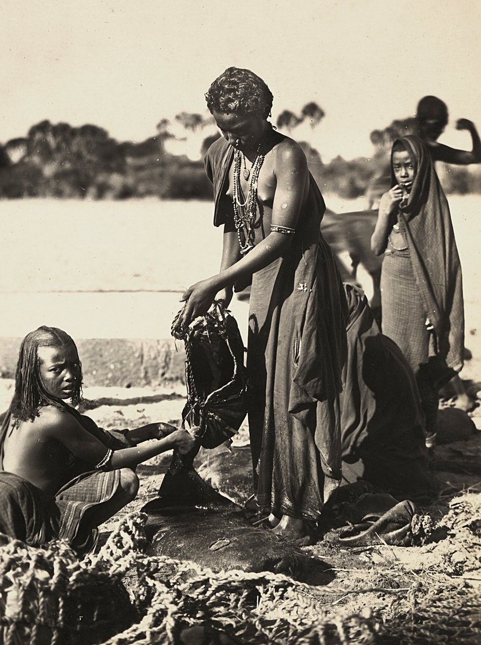 "بناء إمبراطورية" في العصر الفاشي: نساء من قبيلة بني عامر عند بئر ماء ، 09/05/1936 (b / w photo) بواسطة موديستينو بالدينيتي