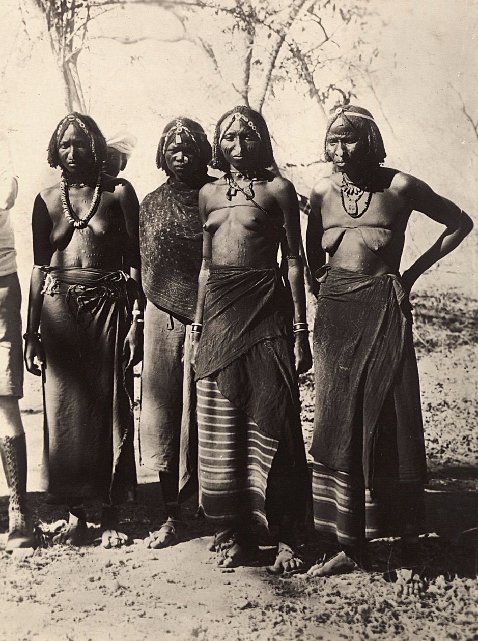 "بناء إمبراطورية" في العصر الفاشي: نساء من قبيلة كوناما ، 09/05/1936 (b / w photo) بواسطة موديستينو بالدينيتي