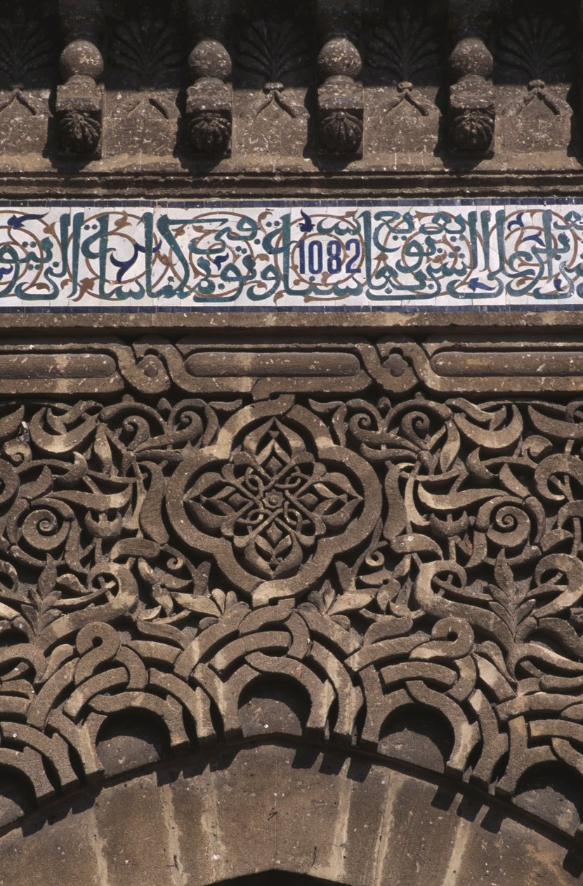 باب القبر بالتفاصيل (سيراميك وجص) بواسطة المدرسة المغربية