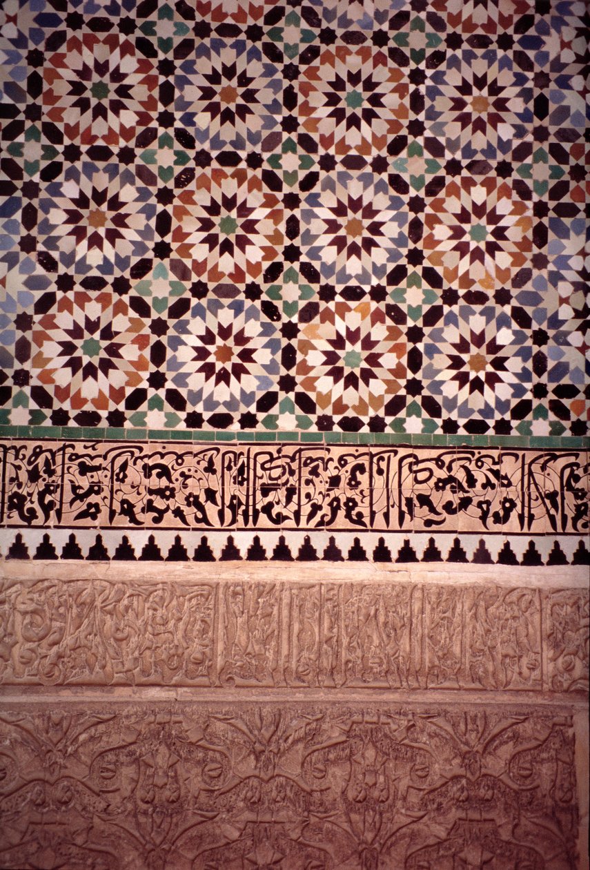 السور السفلي للفناء الرئيسي ، بناه السعديون عام 1565 (زليج للبلاط والجص) بواسطة المدرسة المغربية