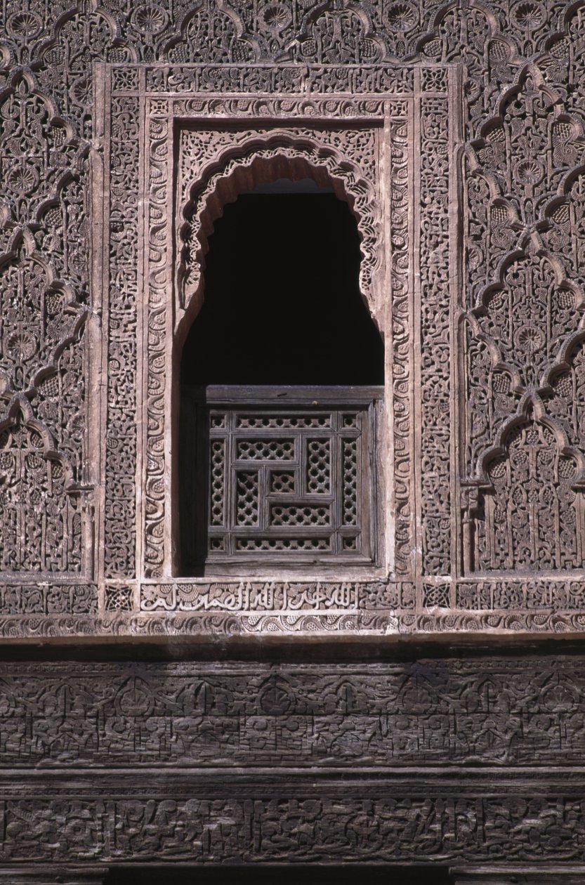 منظر لنافذة في باحة علي بن يوسف مدرسة ، بناها السعديون عام 1565 (خشب الأرز والجص) بواسطة المدرسة المغربية