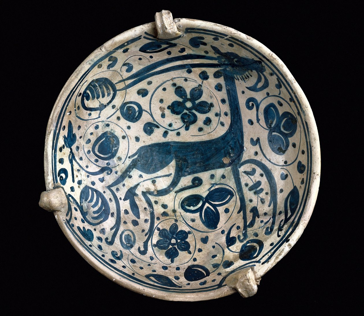 الفن المدجن: فنجان خزفي من أزول ، مزين بغزلان باتيرنا ، مانيسيس (الطراز الإسباني-المغربي). القرن الرابع عشر أو الخامس عشر برشلونة. متحف سيراميك برشلونة بإسبانيا بواسطة مدرسة المدجر