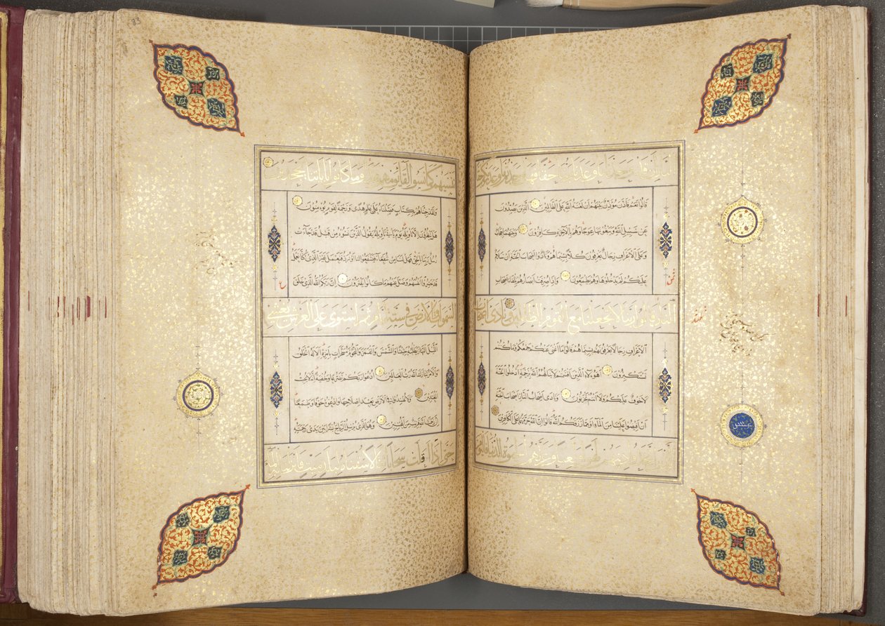 Fol 82 verso 83 recto، Timurid Quran، 1441 (حبر وذهب على ورق) بواسطة محمد مؤمن عبدالله المرواند