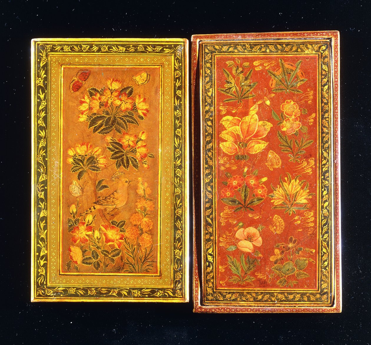 زوج من علب مرايا من سلالة صفوية ، مطلية بتصميمات زهرية ، واحدة مع طائر مجوف ، c.1671-2 بواسطة محمد زمان