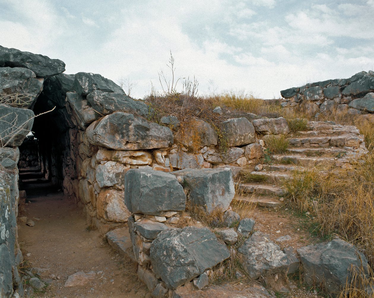 Mycenian art: covered passage of the Mycenian citadel, Tirynthe city, around 1200 BC. Grece بواسطة الميسينية