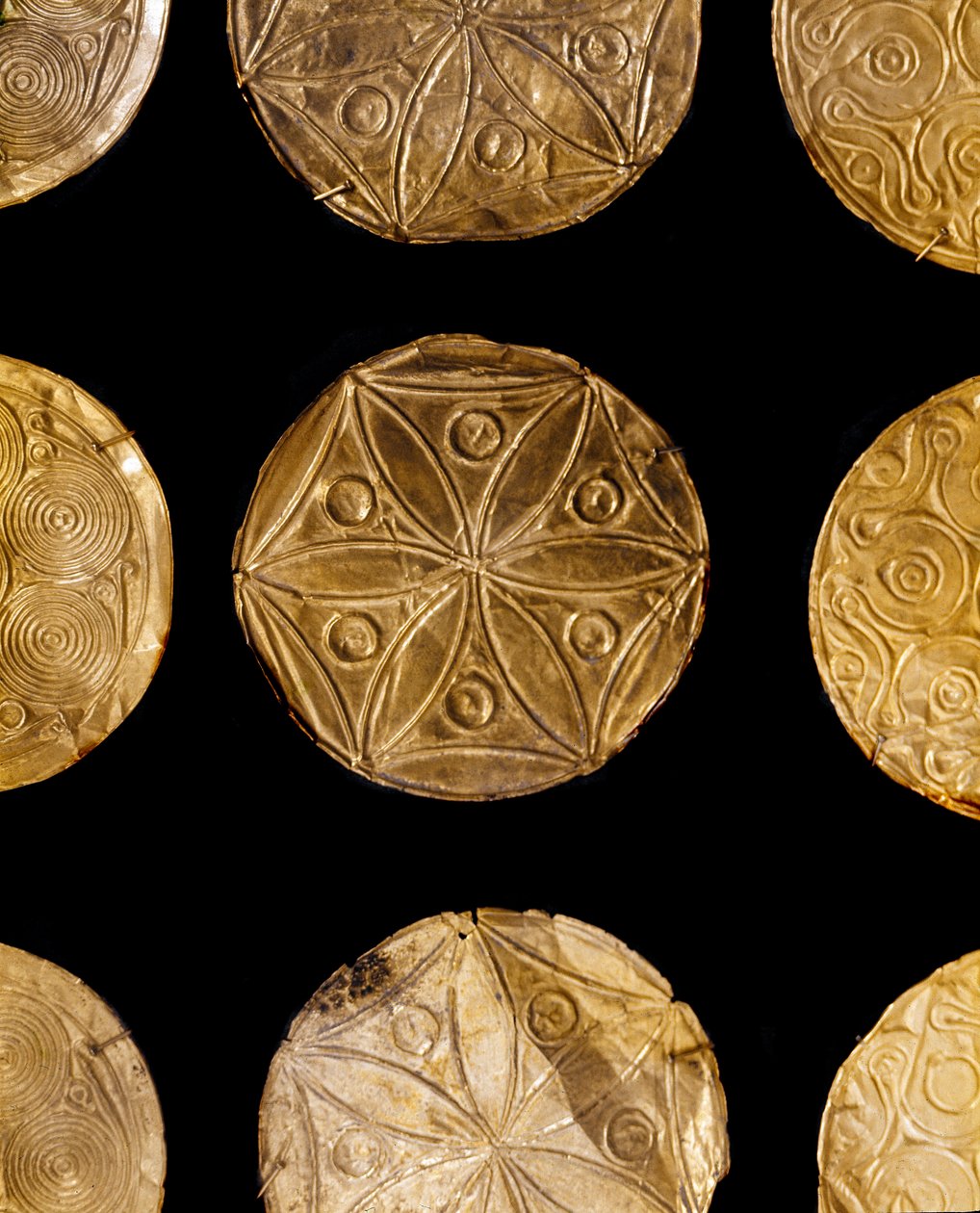 الفن الميسيني: أقراص احتفالية ذهبية تستخدم لتزيين الملابس من Tomb III ، Mycenes. القرن السادس عشر قبل الميلاد. أثينا ، المتحف الأثري الوطني بواسطة الميسينية