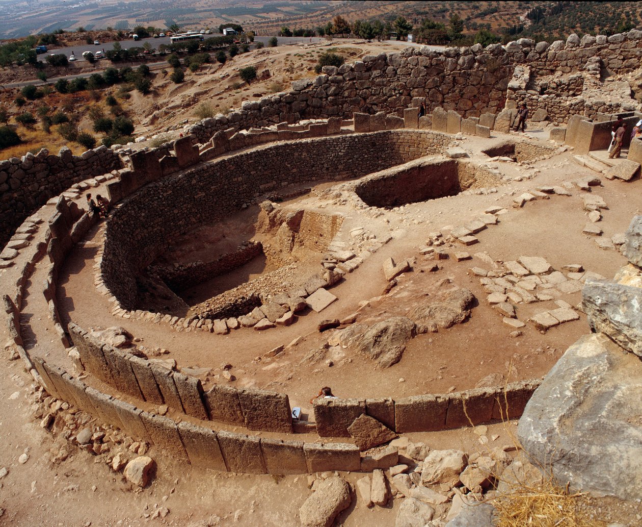 Mycenian civilization: circle of tombs on the ancient site of Mycenes. 1300 BC. بواسطة الميسينية