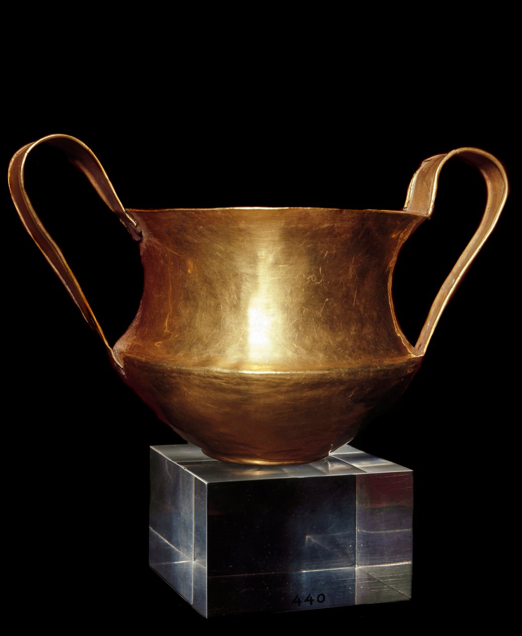 الفن الميسيني: كانثار الذهب (أو kantharos) من أحد المقابر الملكية في مقبرة ميسين. أثينا ، المتحف الأثري الوطني - الفن الميسيني: kantharos الذهبي (كأس الشرب بمقبضين عموديين مرتفعين) من أحد المقابر الملكية في Myc بواسطة الميسينية الميسينية