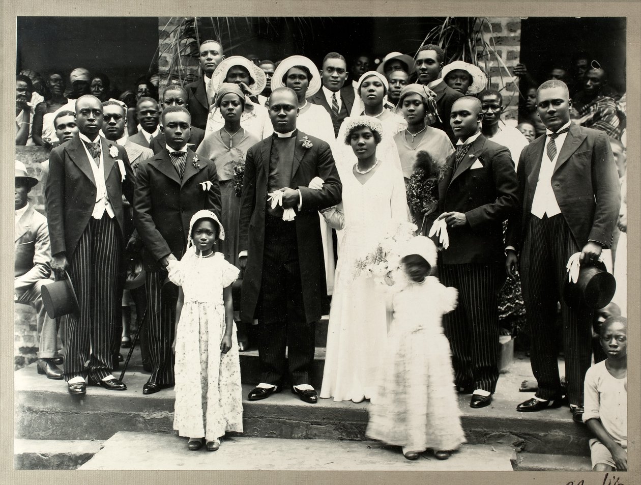حفل زفاف Revd Prempeh ، نجل الملك الراحل Prempeh و Miss Mary Asafu-Adjaye ، c.1931 (طباعة الجيلاتين الفضية) بواسطة كاتب NT