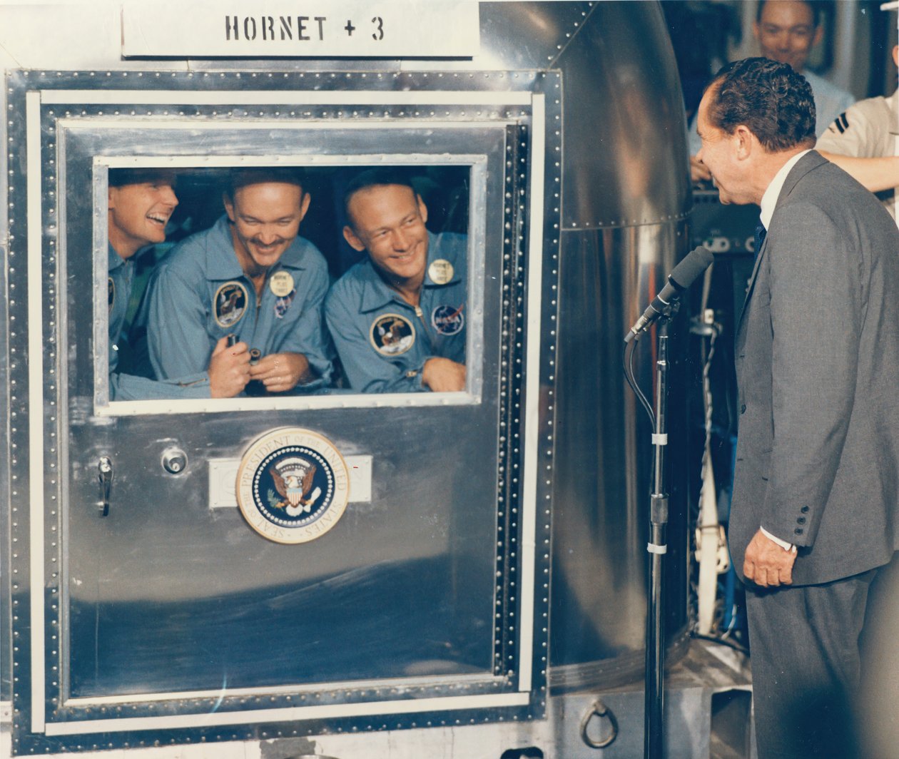 [الرئيس ريتشارد نيكسون يرحب برواد الفضاء أبولو 11 على متن سفينة الإنعاش USS Hor ... ، 1969. بواسطة صور وكالة ناسا