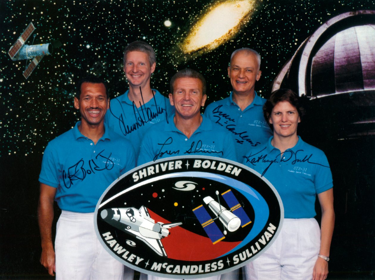 طاقم مهمة المكوك الفضائي STS-31 ، 1990. بواسطة صور وكالة ناسا