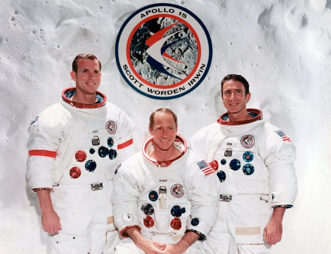 طاقم مهمة أبولو 15 في مركز المركبات الفضائية المأهولة ، هيوستن ، تكساس ، 1971. بواسطة صور وكالة ناسا