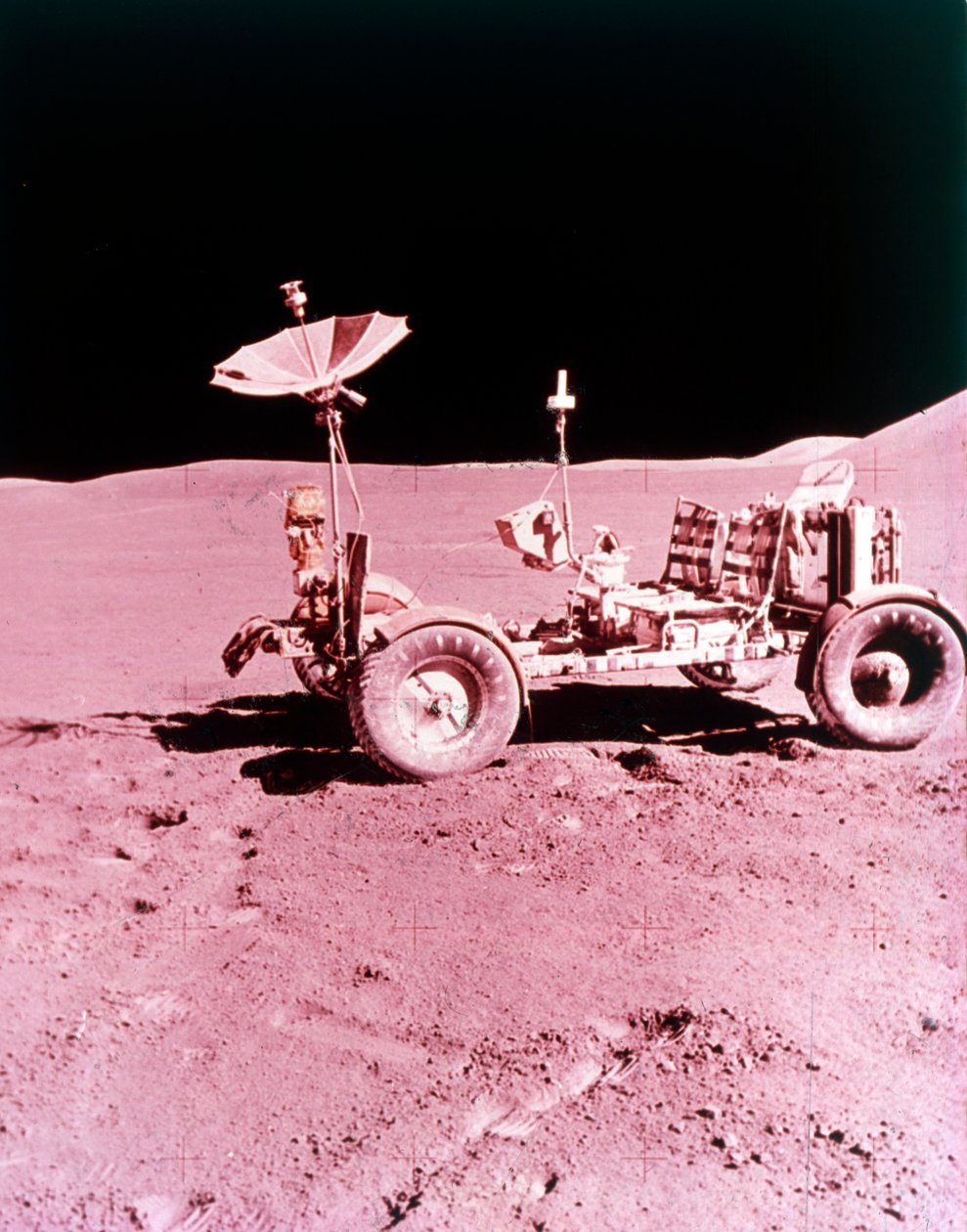 أول مركبة فضائية على سطح القمر ، أبولو 15 ، يوليو 1971. بواسطة صور وكالة ناسا