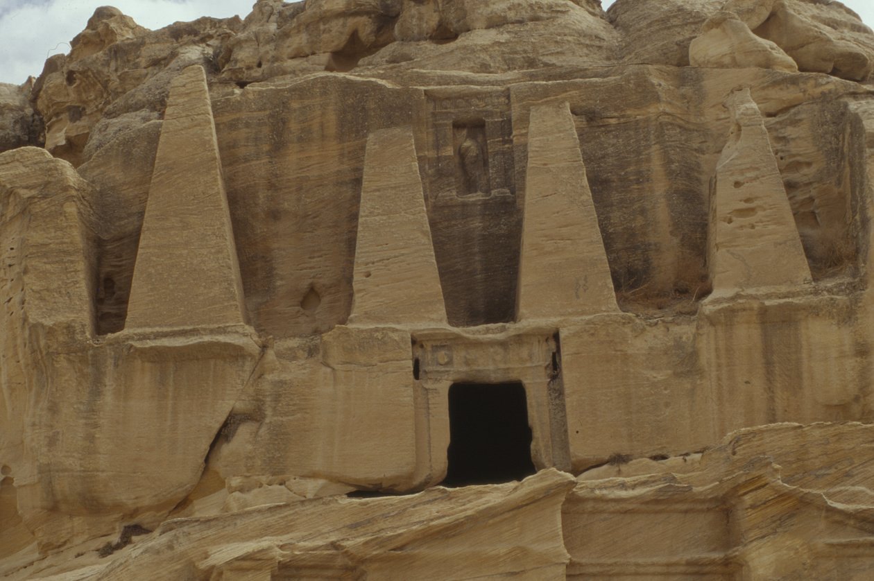 نصب الأهرامات بواسطة نبطي