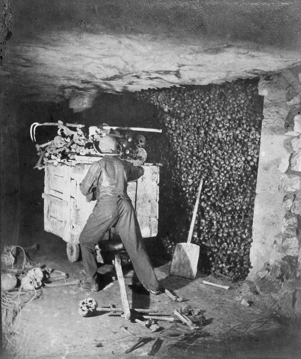 داخل سراديب الموتى ، باريس ، 1861 بواسطة نادار