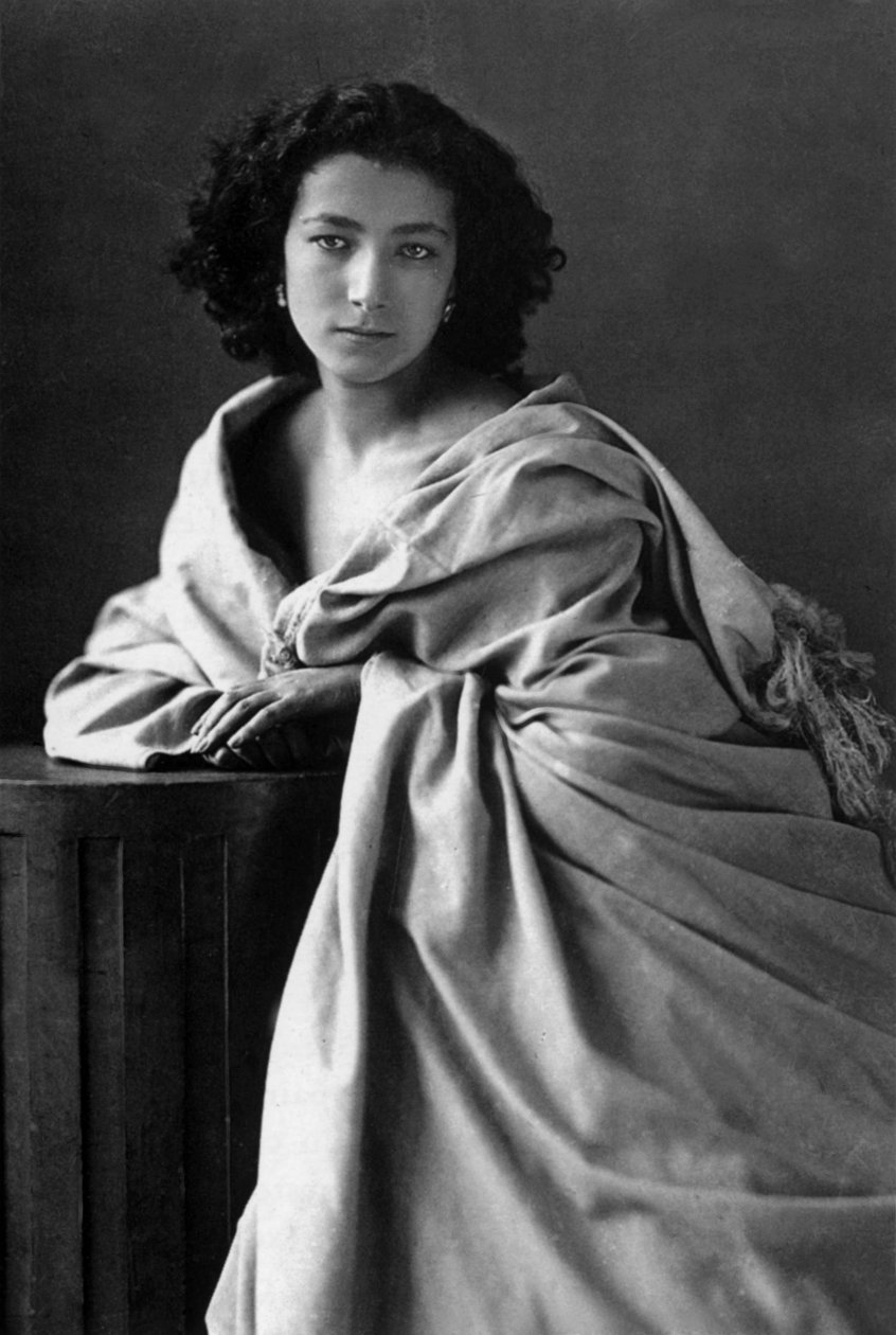 الممثلة الفرنسية سارة برنهاردت (1844-1923) تصوير نادار (1820-1910) بواسطة نادار