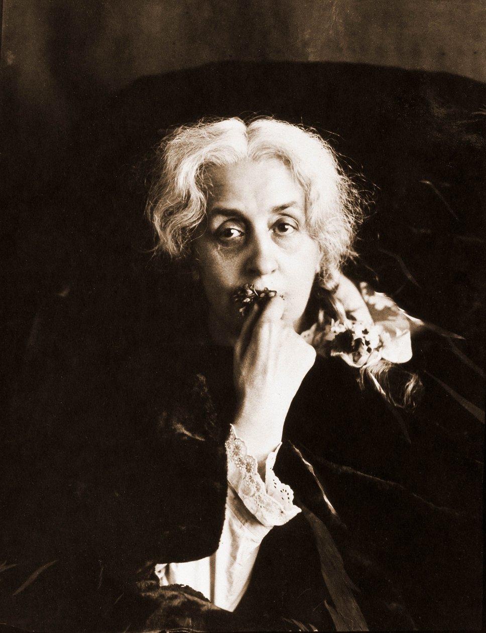 صورة شخصية لإرنستين مفلس ، في اليسار 18-1906 (صورة) بواسطة نادار