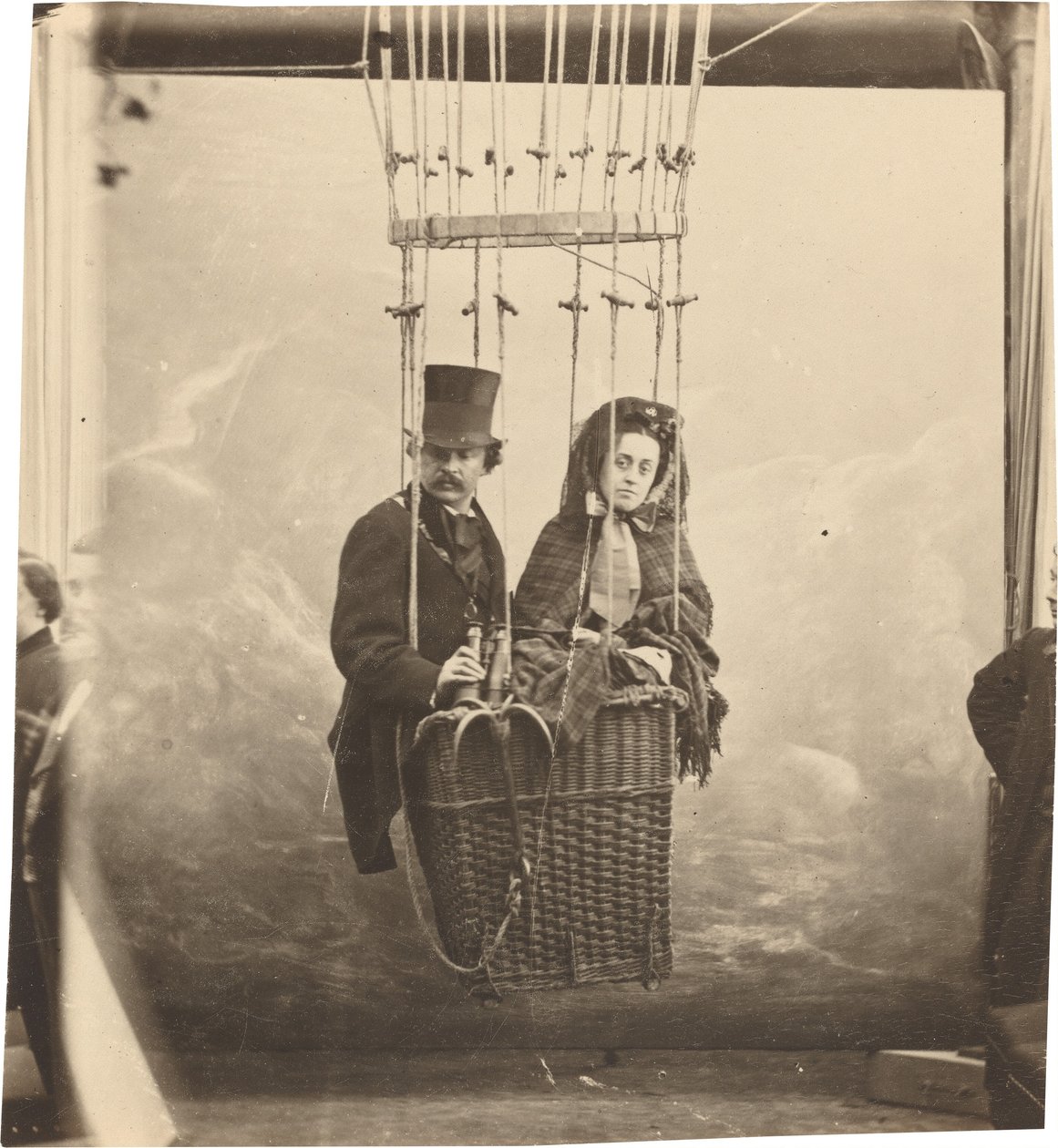 صورة شخصية مع زوجته إرنستين في بالون جندول ، ج. 1865 ، طبع ج. 1890. بواسطة نادار