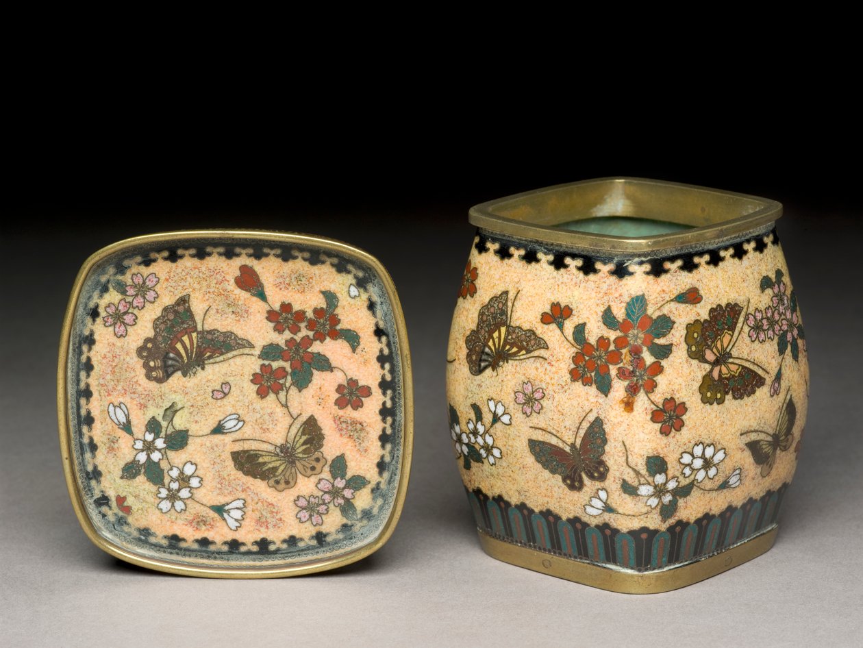 جرة التبغ والوقوف مع الفراشات والزهور ، c.1880 (مينا مصوغة بطريقة cloisonne) بواسطة Namikawa ياسويوكي