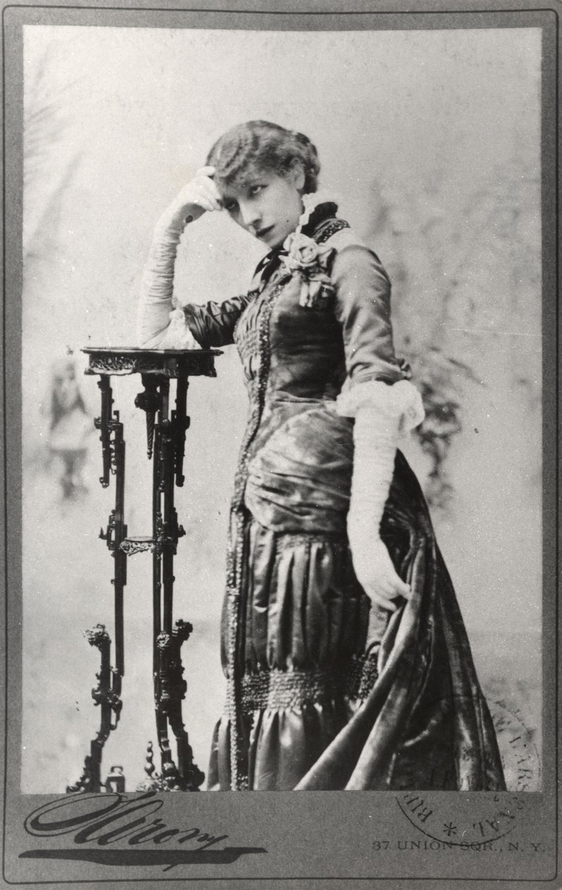 صورة لسارة برنهارد (1844-1923) تم التقاطها في الولايات المتحدة (صورة أبيض وأسود) بواسطة نابليون ساروني