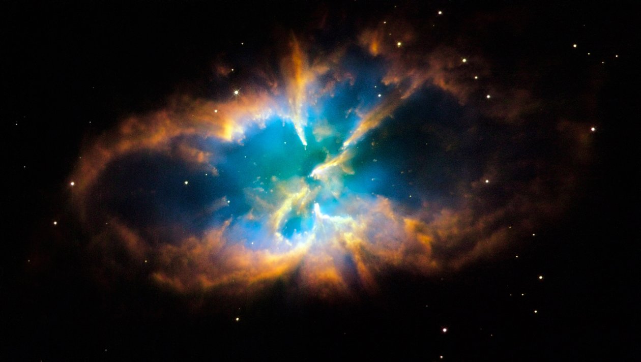 السديم الكوكبي NGC 2818 في كوكبة Pyxis الجنوبية (البوصلة). تم إنشاء طبقات متوهجة وقذيفة من الغاز عندما ألقى نجم طبقاته الخارجية في الفضاء بعد نفاد الطاقة النووية بواسطة الإدارة الوطنية للملاحة الجوية والفضاء الإدارة الوطنية للملاحة الجوية والفضاء
