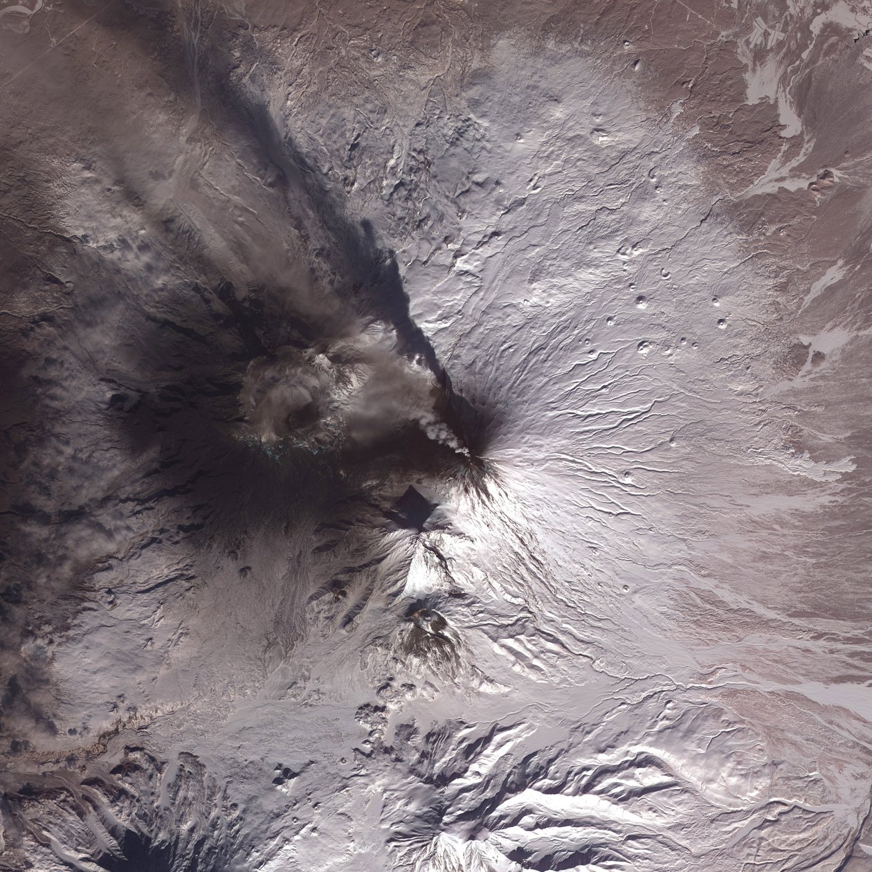 صورة القمر الصناعي لثوران Kliuchevskoi أو Klyuchevskaya Sopka ، شبه جزيرة Kamchatka ، روسيا ، 2010. نشطت بشكل مستمر تقريبًا منذ أول ثوران مسجل في عام 1697. Credit NAS بواسطة الإدارة الوطنية للملاحة الجوية والفضاء الإدارة الوطنية للملاحة الجوية والفضاء
