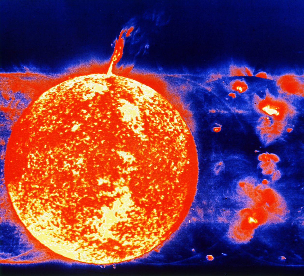 البقع الشمسية والبروز في عام 1973. صورة من Skylabs التلسكوب الشمسي. صورة وكالة ناسا. بواسطة الإدارة الوطنية للملاحة الجوية والفضاء الإدارة الوطنية للملاحة الجوية والفضاء
