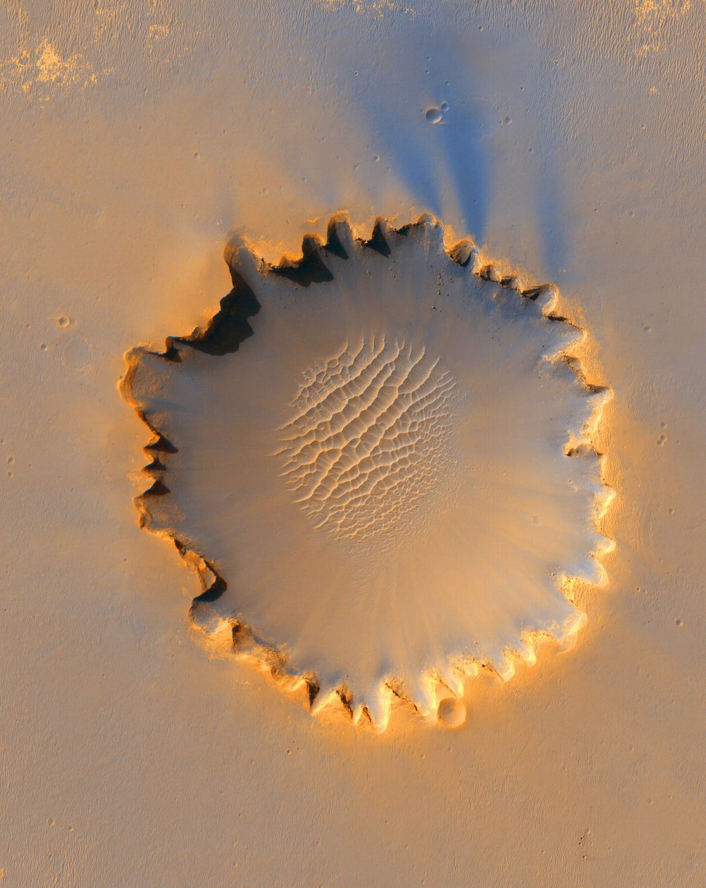 فيكتوريا كريتر ، فوهة تصادم في Meridiani Planum ، بالقرب من خط استواء المريخ ، يبلغ قطرها حوالي 800 متر. تحدث حافة صدفي بسبب التآكل. ناسا الائتمان. كوكب علوم الفلك بواسطة الإدارة الوطنية للملاحة الجوية والفضاء الإدارة الوطنية للملاحة الجوية والفضاء