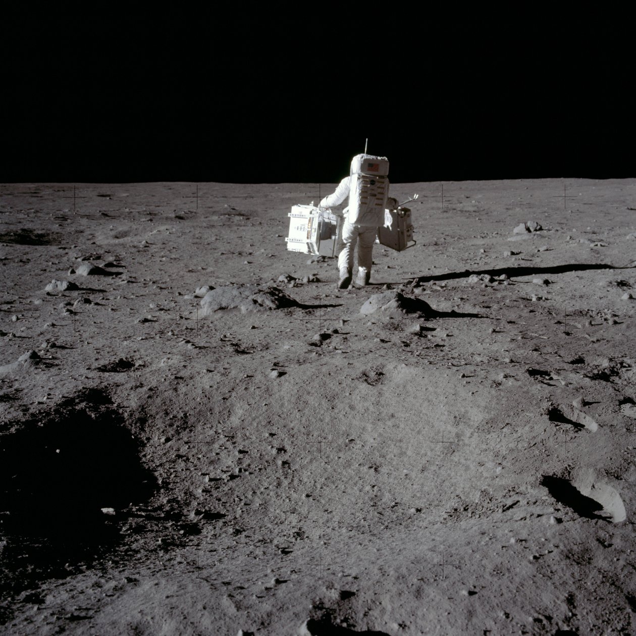 يجري باز ألدرين تجربة على سطح القمر ، مهمة أبولو 2 ، يوليو 1969. بواسطة نيل أرمسترونغ