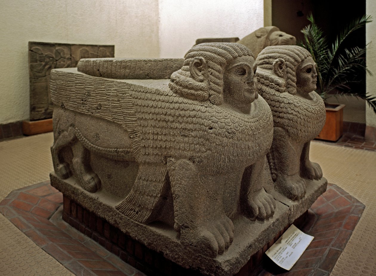 الفن الحثي الجديد: قاعدة العمود في زخرفة البازلت لأبي الهول. من موقع سمال (سمعل زندجيرلي الحالي أو سنجرلي). القرن الثامن قبل الميلاد. متحف اسطنبول الأثري بواسطة نيو هيتيت