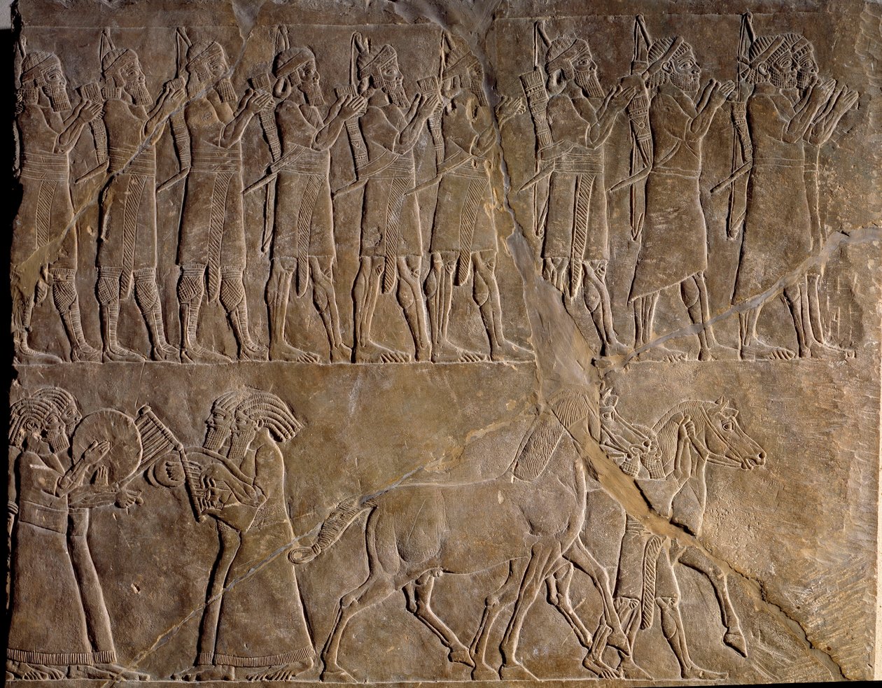 موسيقيو جيش آشور بانيبال. نقش منخفض في الحجر الجيري حوالي 640 قبل الميلاد (الفترة الآشورية الحديثة ، 1000-612 قبل الميلاد). اكتشف في نينوى ، بلاد ما بين النهرين. متحف اللوفر. بواسطة الجدد الأشوريون