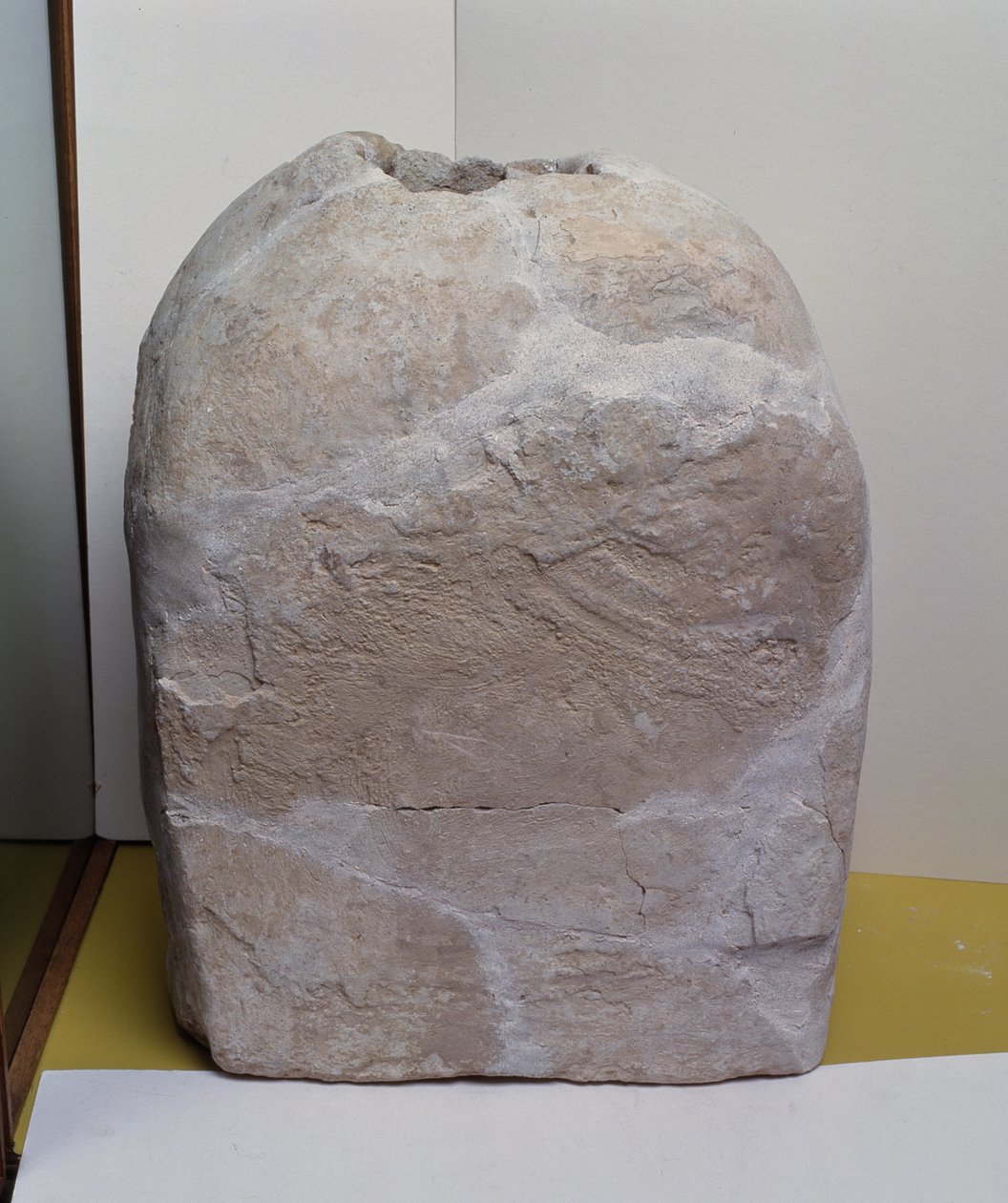 إناء مستطيل من White Ware ، أريحا ، العصر الحجري الحديث B ، c.1000-6000 قبل الميلاد (الطين) بواسطة العصر الحجري الحديث